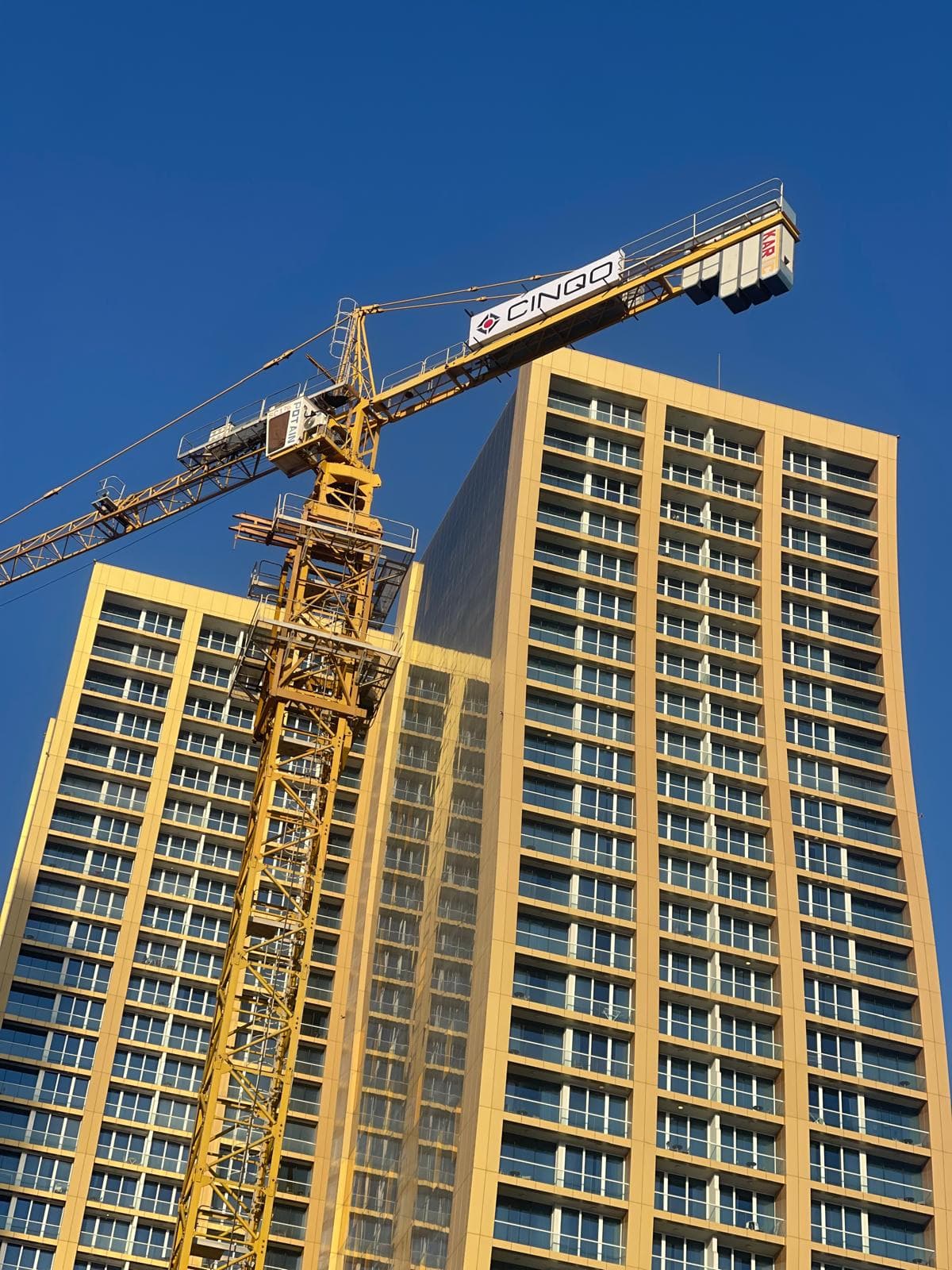 HIGH-END RESIDENTIAL
VILLAS & COMPOUNDS